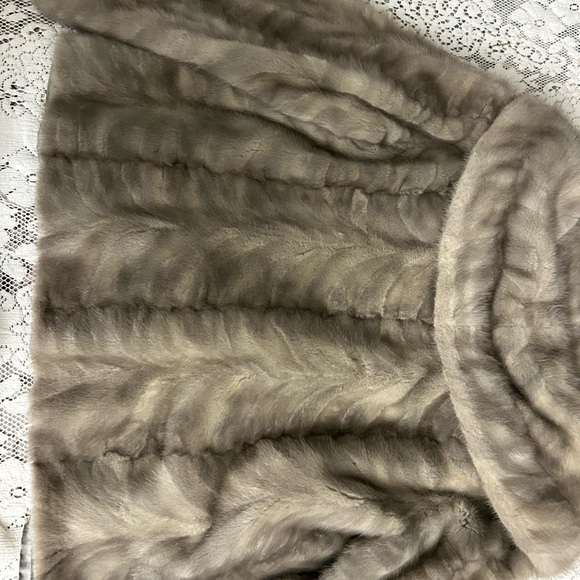 Luxurious Faux Fur Coat with Hood - Picture 7 of 7